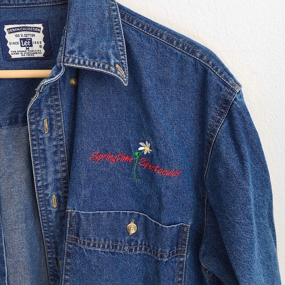Lee Tops - ❤️CLEARANCE❤️ vintage Springtime denim button up